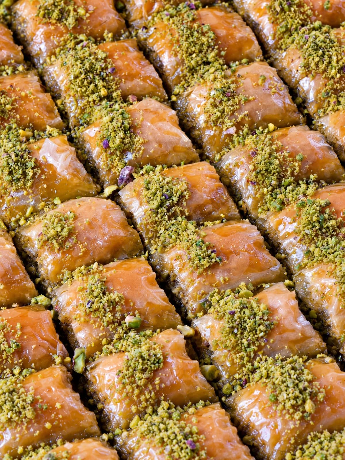 İncecik katları ve fıstıklı içiyle Tatlı Tepsi baklavası